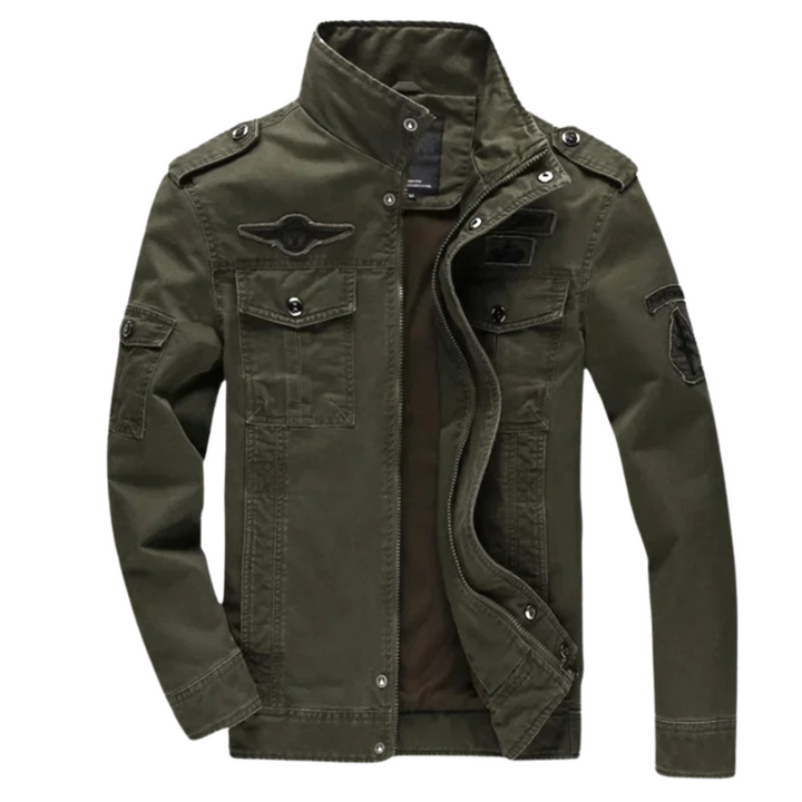 Funkcjonalna męska kurtka khaki w stylu militarnym ze stójką i praktycznymi kieszeniami.