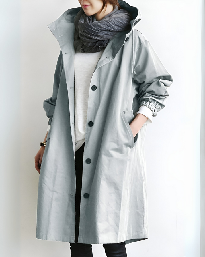 Jesienno-zimowy damski płaszcz trench z kapturem. Klasyczny krój, elegancki i funkcjonalny. Idealny do miasta.