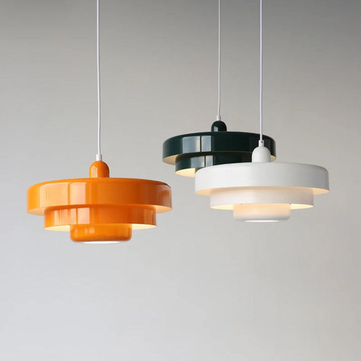 Nowoczesna lampa wisząca w stylu skandynawskim, idealna do salonu. Eleganckie oświetlenie sufitowe.