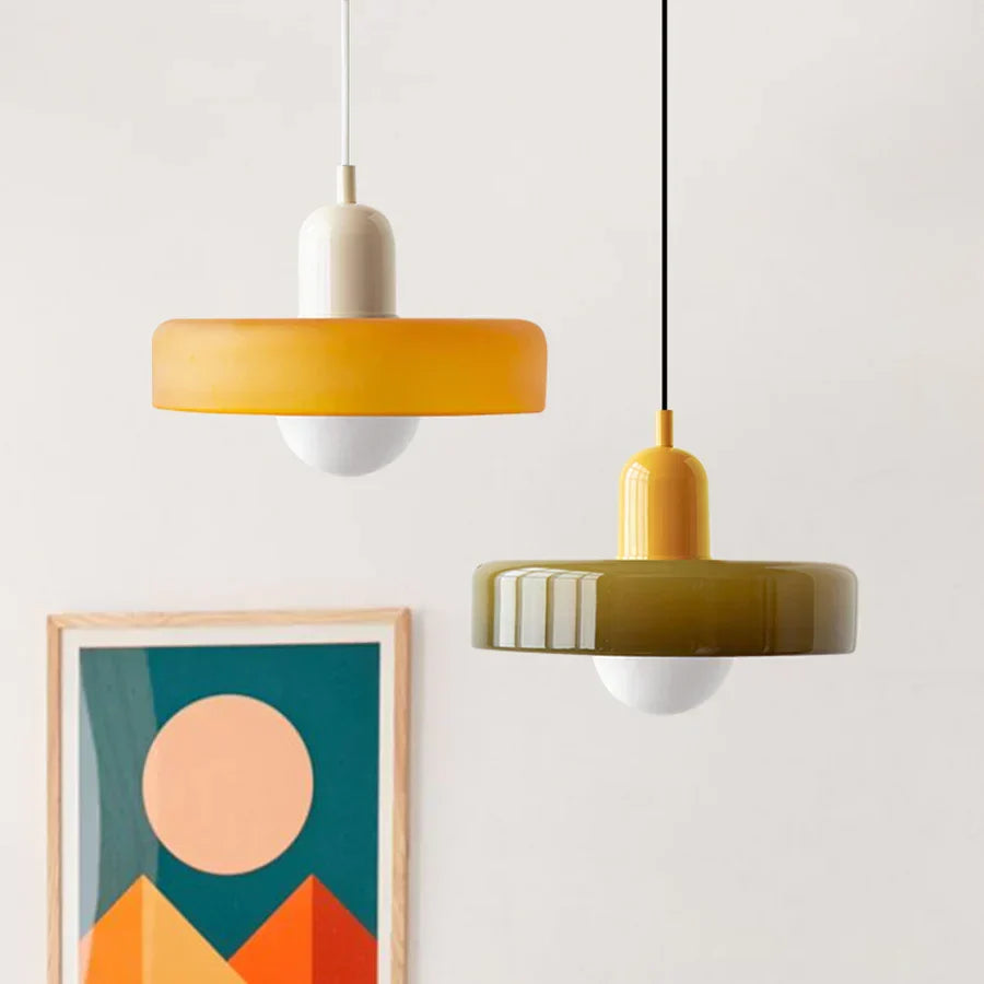 Elegancka lampa wisząca marmurowa, dekoracja i główne oświetlenie salonu.