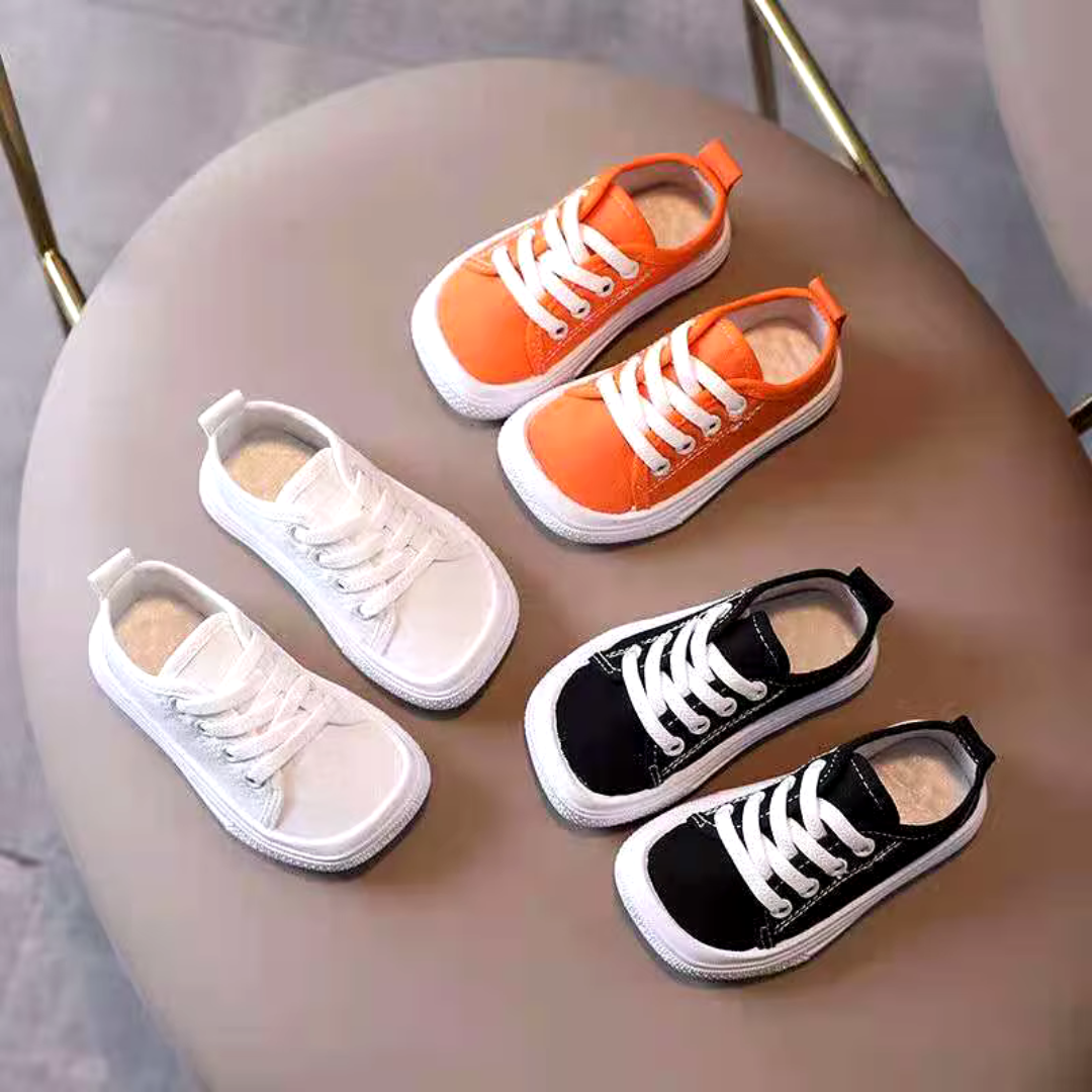 Dziecięce sneakersy TinyTracks z przewiewnego canvasu, lekkie i komfortowe dla maluchów na co dzień.