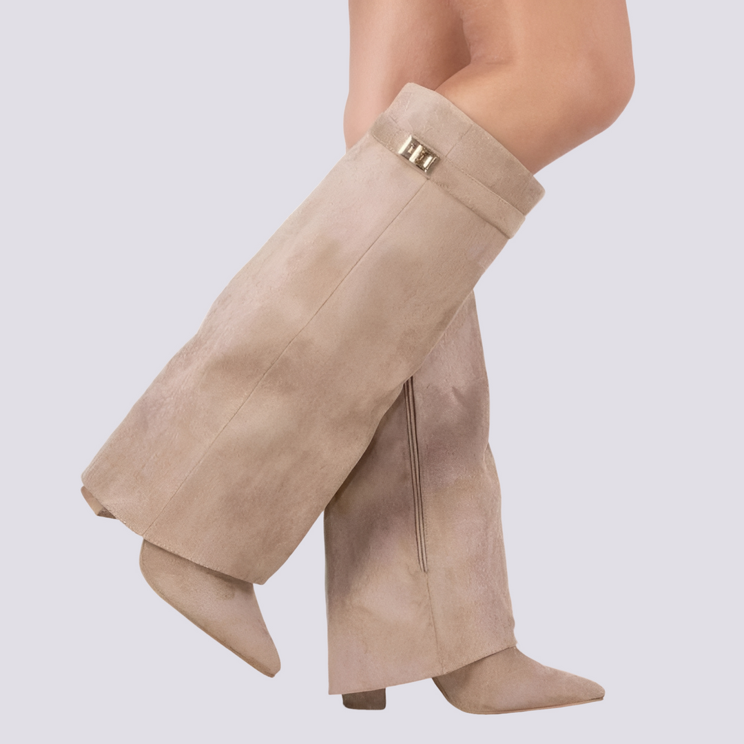 Eleganckie damskie wysokie kozaki z ozdobną klapką. Modne buty na co dzień i wyjątkowe wyjścia jesienią.