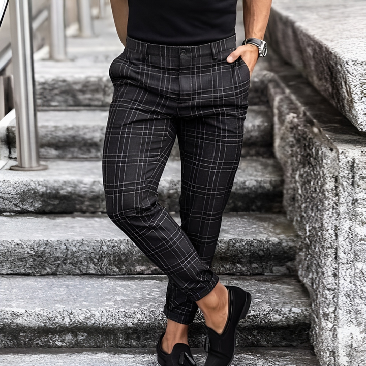 Męskie spodnie w kratę ze zwężaną nogawką, idealne do biura i smart casual. Stylowe i eleganckie.