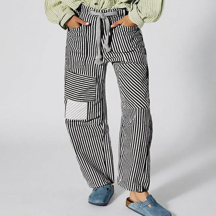 Komfortowe damskie spodnie dresowe z szerokimi nogawkami. Modny patchwork w paski, luźny, casualowy krój.