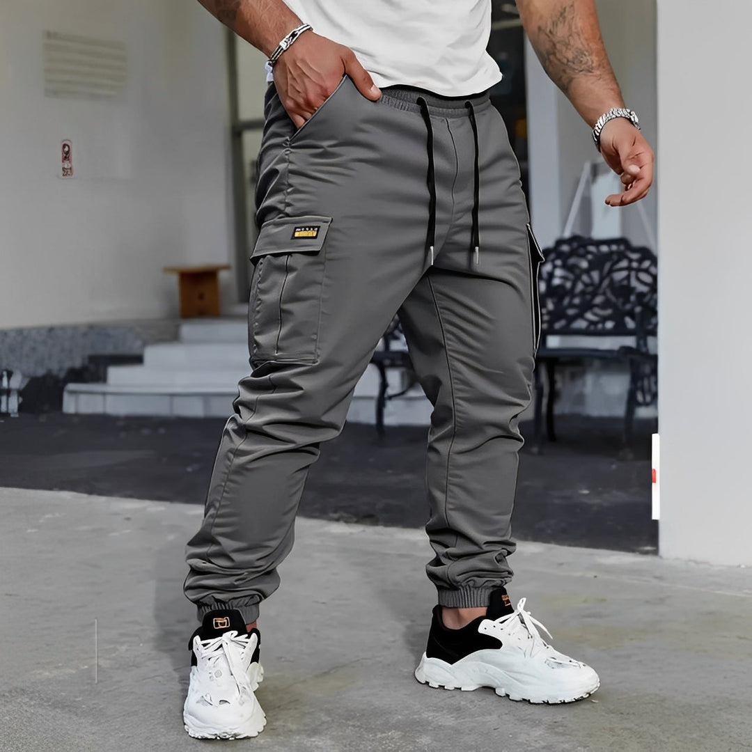 Stylowe męskie joggery streetwear, idealne do miejskich stylizacji. Modne, komfortowe spodnie na każdą porę roku.