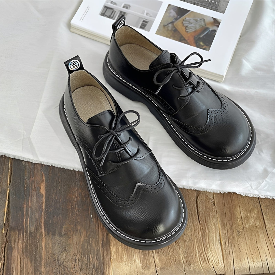Sznurowane damskie buty Oxford. Detal wykończenia klasycznego obuwia, eleganckie, pasujące do wielu stylizacji.