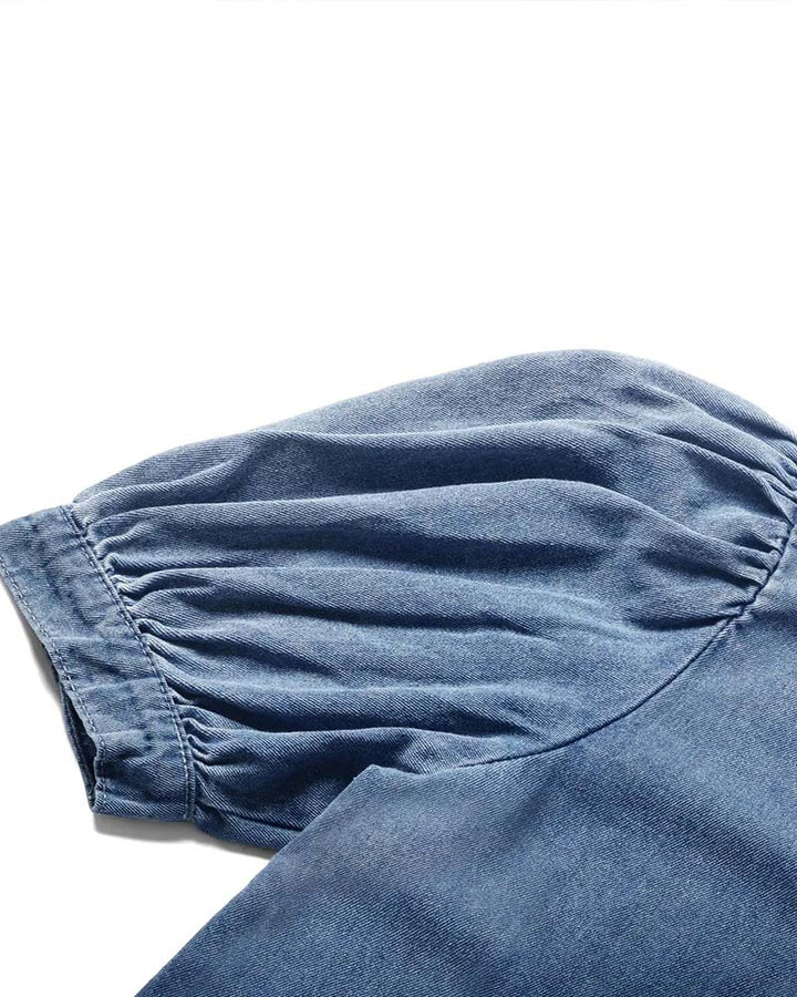 Stylowa damska koszula z denimu z bufiastymi rękawami. Modny element garderoby na ciepłe dni.