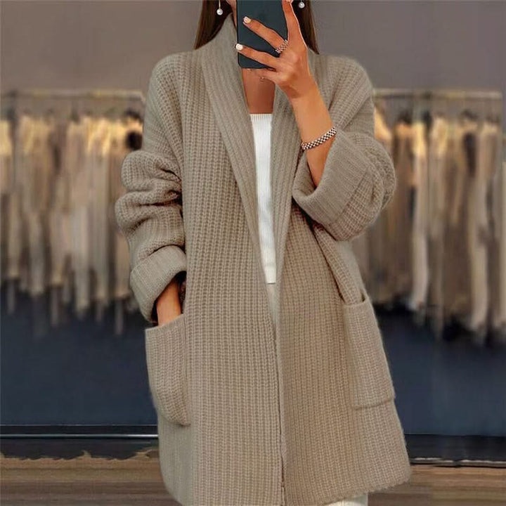 Damski, elegancki długi kardigan oversize w odcieniu beż/camel. Ciepły dzianinowy sweter na jesień i zimę.