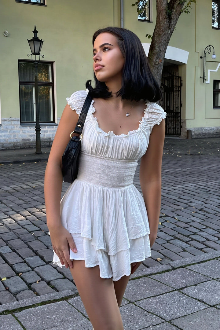 Elegancka sukienka mini hiszpanka z odkrytymi ramionami i bufami, slim fit, idealna na randkę.