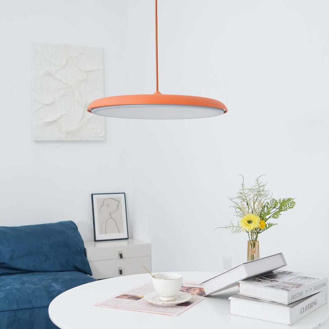 Ściemnialna lampa LED. Nowoczesna lampa wisząca do wnętrz, zapewnia komfortowe światło.