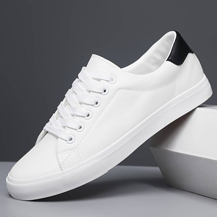 Czarne męskie sneakersy Oliwier. Uniwersalne obuwie męskie, komfortowe i stylowe na co dzień.