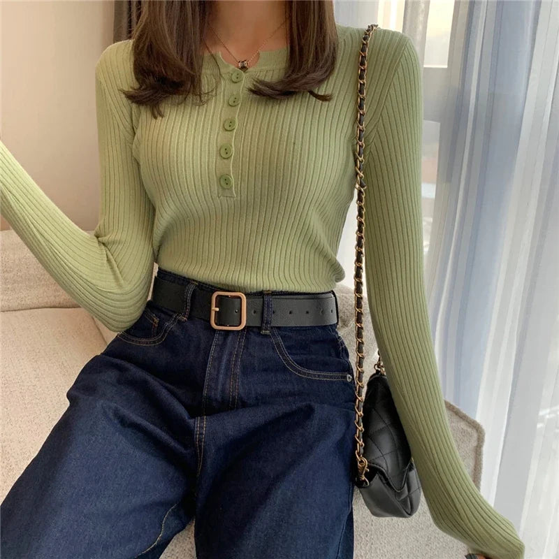 Damski dopasowany sweter w paski leżący płasko. Modny design z o-neck i guzikami. Sweter casual.