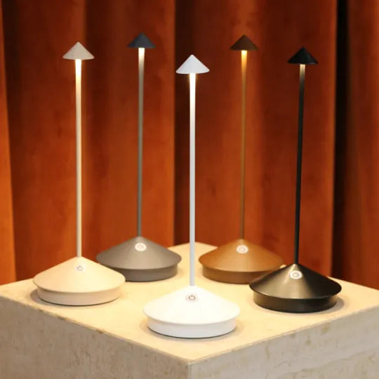 Nowoczesna lampa stołowa LED jako element dekoracyjny. Minimalistyczny styl, oświetlenie wnętrz.