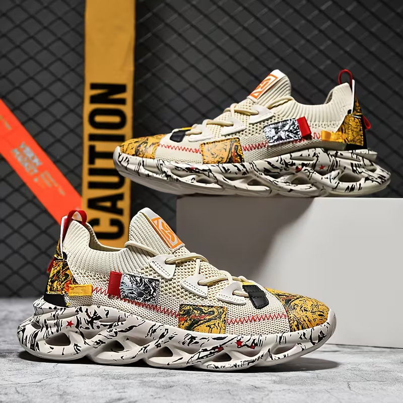 Damskie buty sportowe z grubą podeszwą i fantazyjnym nadrukiem anime. Sznurowane, na platformie.