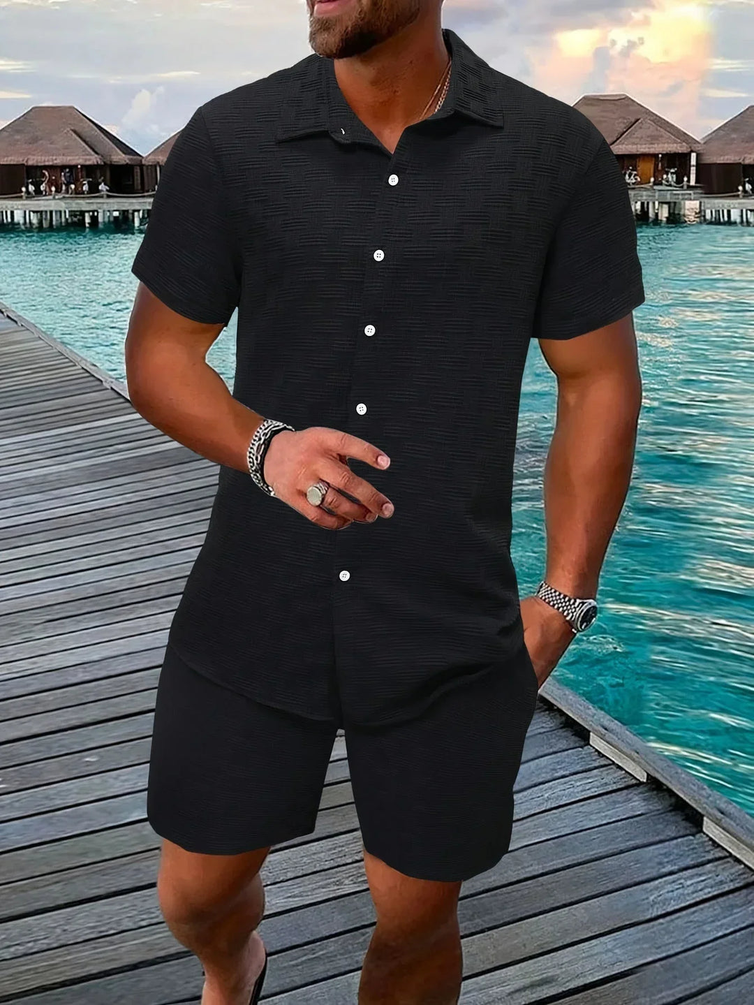 Biały garnitur męski dwuczęściowy. Modny i formalny, idealny na letnie imprezy czy ślub. Elegancja i komfort.