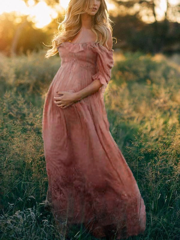 Luźna letnia sukienka ciążowa boho w kolorze różowym, zapewnia komfort. Modna sukienka do kolan.