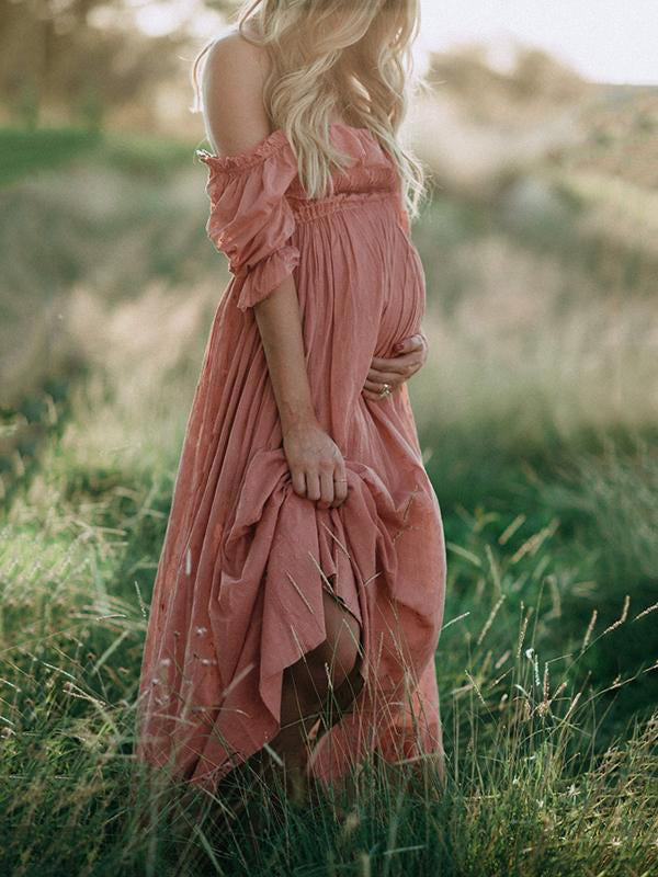 Lekka różowa sukienka ciążowa boho, letnia i przewiewna. Luźny krój zapewnia komfort. Modna odzież ciążowa.