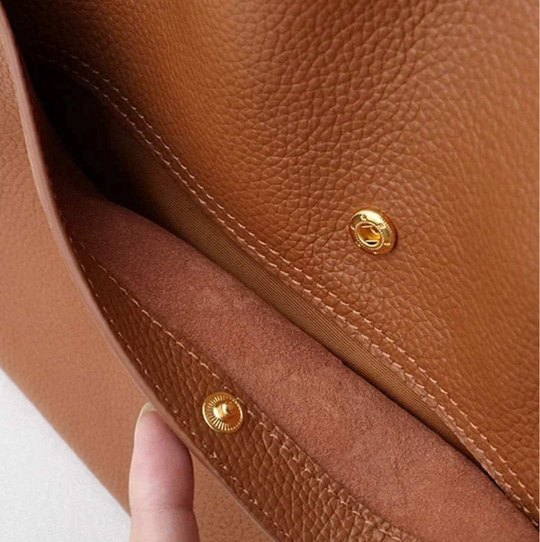 Minimalistyczny tył czarnej torebki damskiej, podkreślający klasyczny i elegancki design.