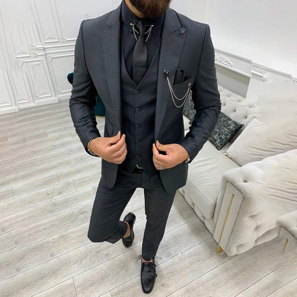 Elegancki garnitur męski o klasycznym kroju, idealny na formalne okazje, wesele lub spotkania biznesowe.