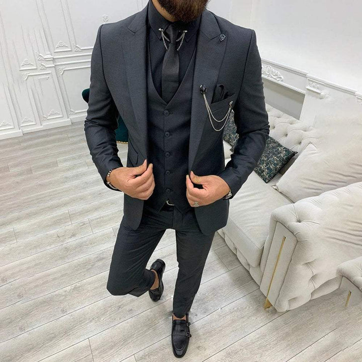 Elegancki garnitur męski o klasycznym kroju, idealny na formalne okazje, wesele lub spotkania biznesowe.