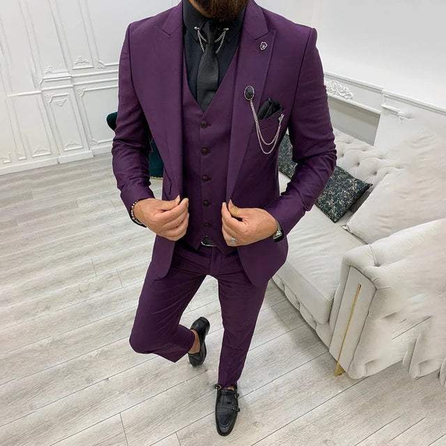 Męski garnitur formalny, idealny na spotkania biznesowe i eleganckie przyjęcia, klasyczny fason.