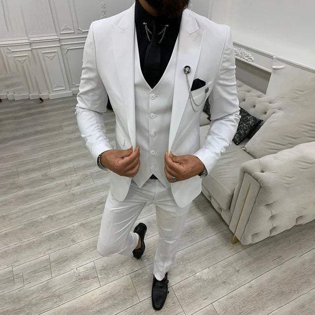 Mężczyzna w eleganckim garniturze, klasyczny krój, odzież męska na wesele, biznes i formalne wyjścia.