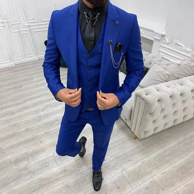 Detal kołnierza marynarki z eleganckiego garnituru męskiego, podkreślający klasę i styl.