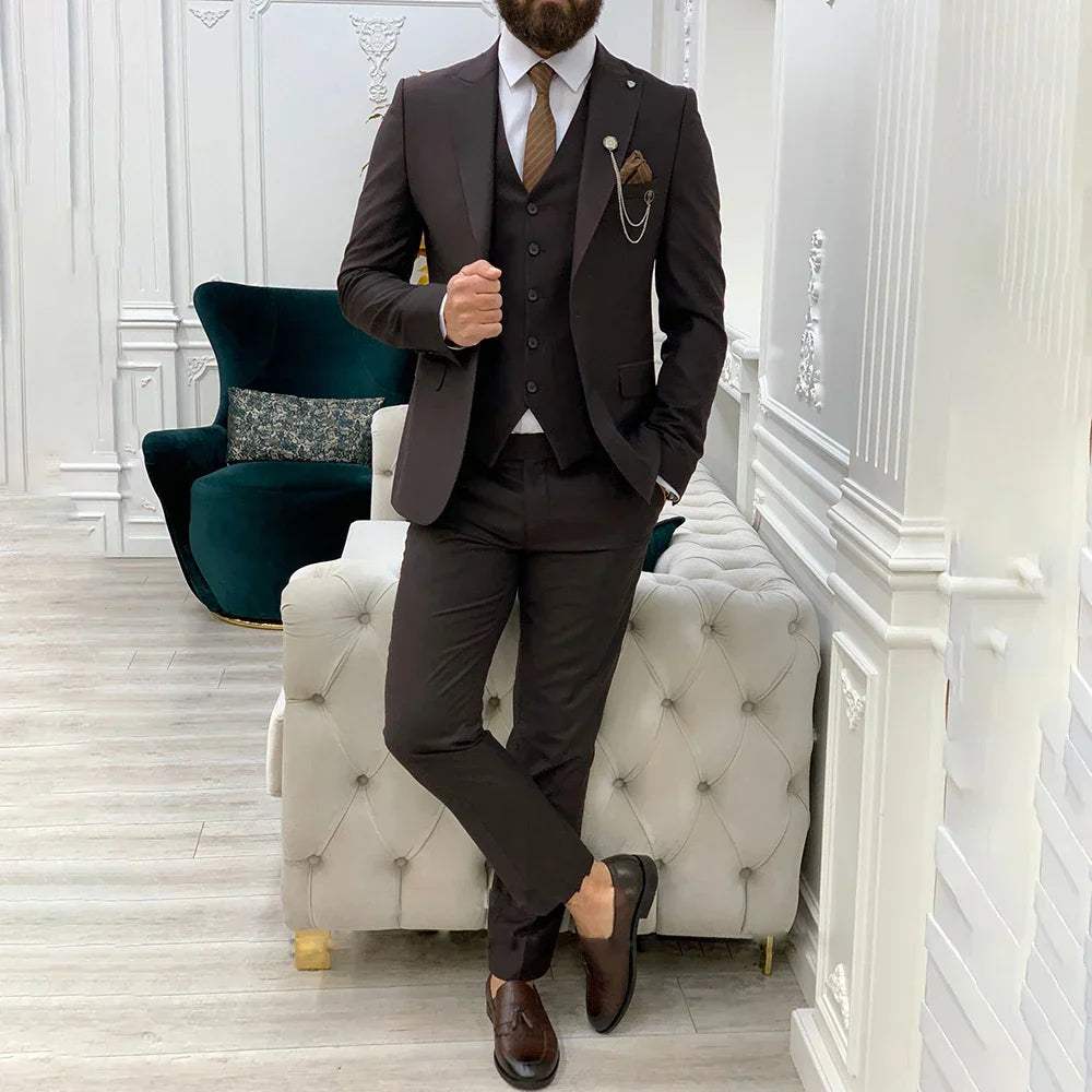 Zbliżenie na tkaninę klasycznego garnituru męskiego, podkreślające elegancję i wysoką jakość materiału.
