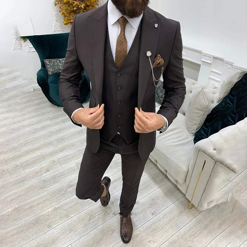 Model prezentujący elegancki garnitur męski, klasyczny krój, idealny na wesele i formalne eventy.