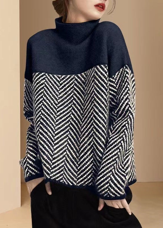 Komfortowy sweter damski z golfem. Ciepła odzież damska, luźny krój oversize, modny design na zimowe stylizacje.