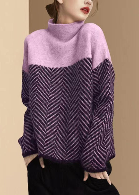 Damski sweter z golfem – ciepły i elegancki. Modny fason oversize idealny na zimę. Stylowa odzież damska.