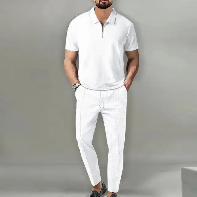Elegancki męski zestaw casual: komfortowa koszulka polo i stylowe spodnie. Idealny na codzienną stylizację.