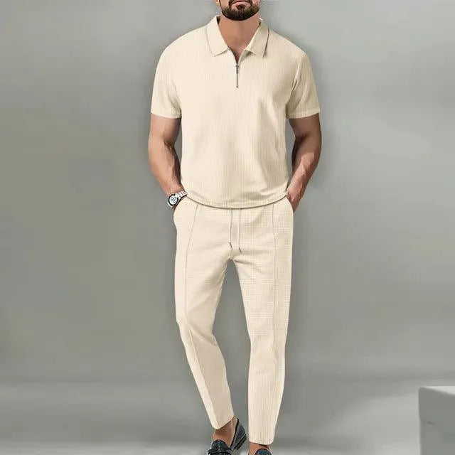 Stylowy męski zestaw codzienny: koszulka polo i eleganckie spodnie. Nowoczesny look do pracy i na spotkania.