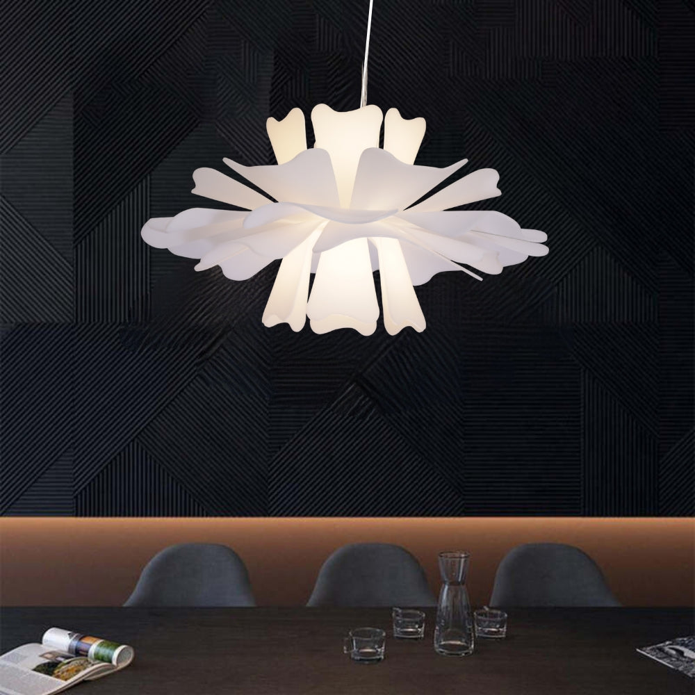 Stylowa lampa wisząca minimalistyczna. Białe metalowe oświetlenie sufitowe, idealne do nowoczesnego wystroju wnętrz.