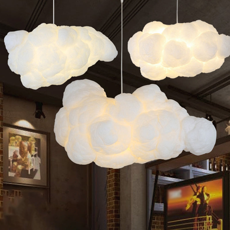 Elegancka biała lampa sufitowa z podwójnym abażurem, idealna do stylowego wystroju wnętrz. Nowoczesna.