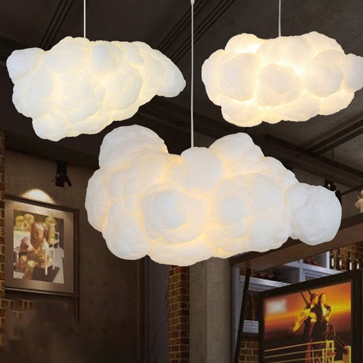 Elegancka biała lampa sufitowa z podwójnym abażurem, idealna do stylowego wystroju wnętrz. Nowoczesna.