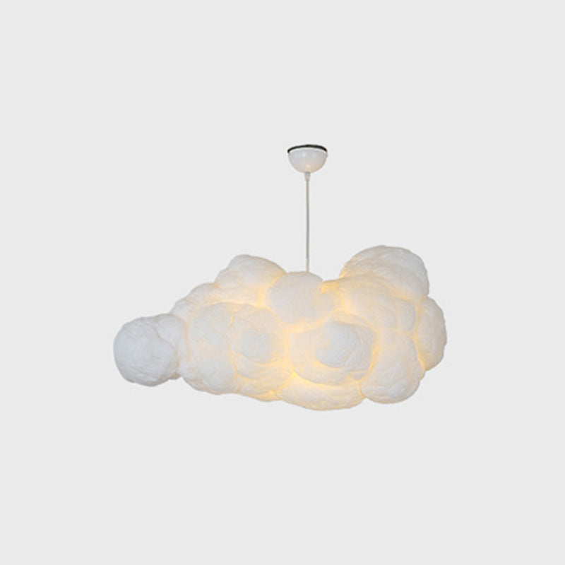 Nowoczesna biała lampa sufitowa z podwójnymi abażurami, zapewniająca jasne i eleganckie oświetlenie wnętrz.