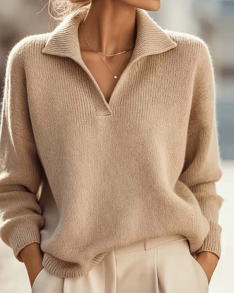 Damski sweter ze stójką i luźnymi ramionami w kolorze khaki. Ciepła dzianina na jesień/zimę, luźny krój, komfortowy styl.
