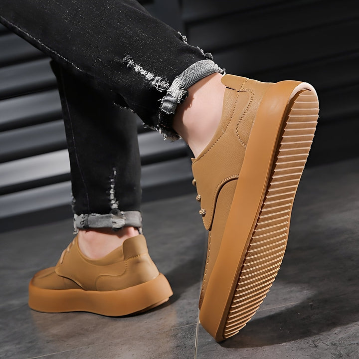 Męskie klasyczne buty casualowe. Wygodne obuwie codzienne, idealne na wiosnę i lato.