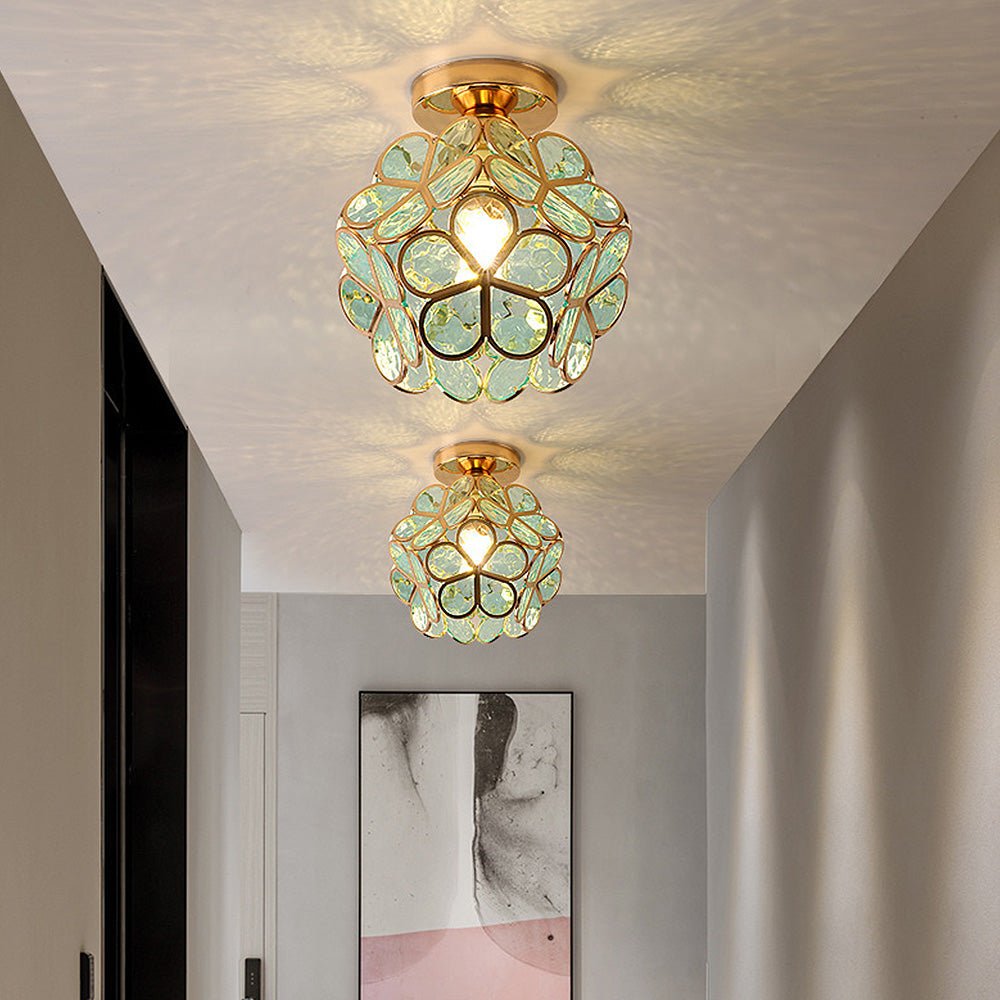 Kwiatowa lampa sufitowa w aranżacji salonu. Eleganckie oświetlenie, które podkreśla piękno wnętrz.