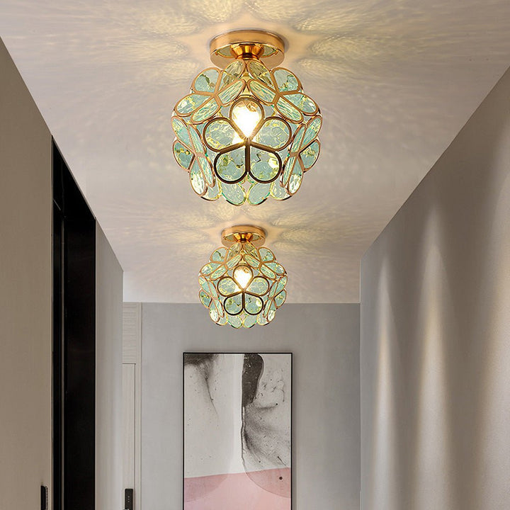 Kwiatowa lampa sufitowa w aranżacji salonu. Eleganckie oświetlenie, które podkreśla piękno wnętrz.