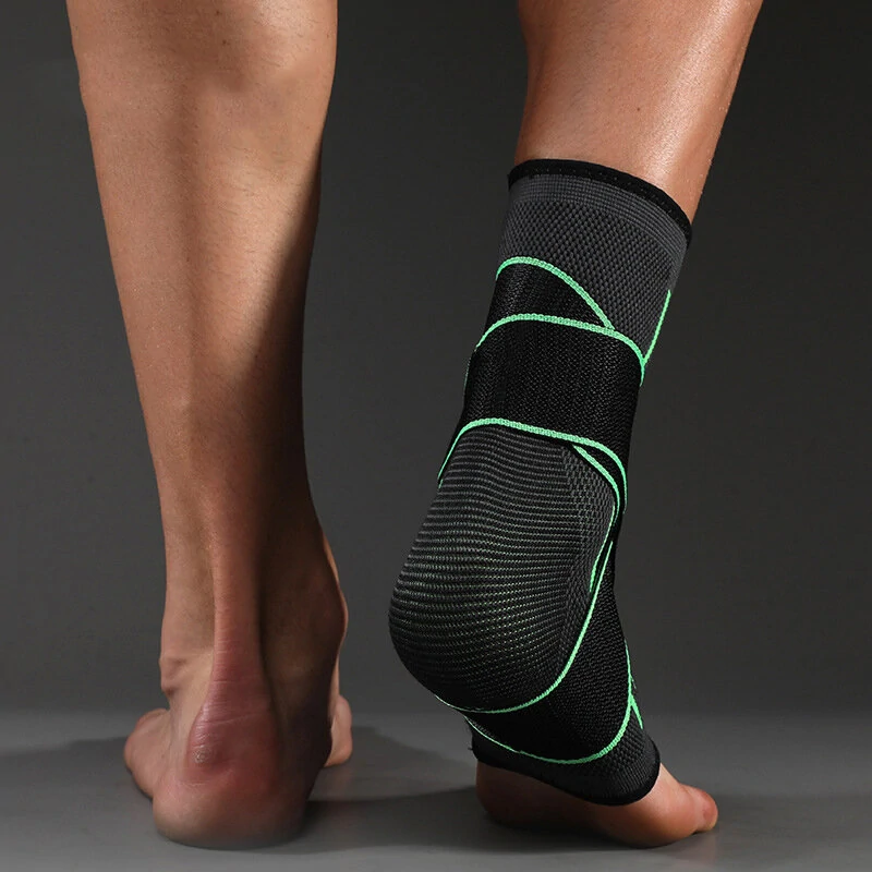 Zbliżenie na czarną opaskę kompresyjną na kostkę, prezentującą teksturę materiału i ergonomiczny design.