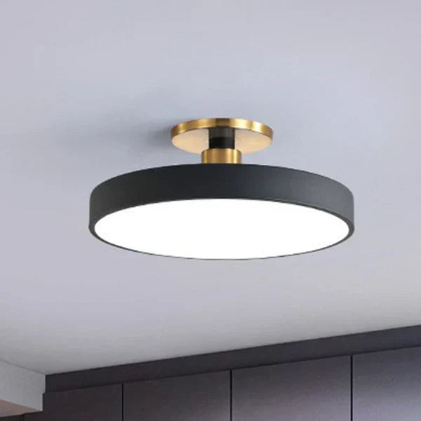 Nowoczesna lampa sufitowa LED, minimalistyczna w stylu skandynawskim. Designerskie oświetlenie do sypialni.