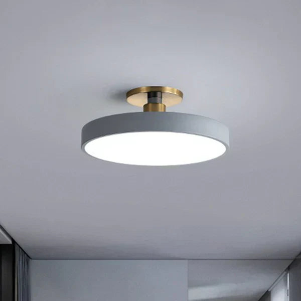 Designerska lampa sufitowa LED do salonu. Skandynawskie, minimalistyczne oświetlenie, metalowo-akrylowa konstrukcja.