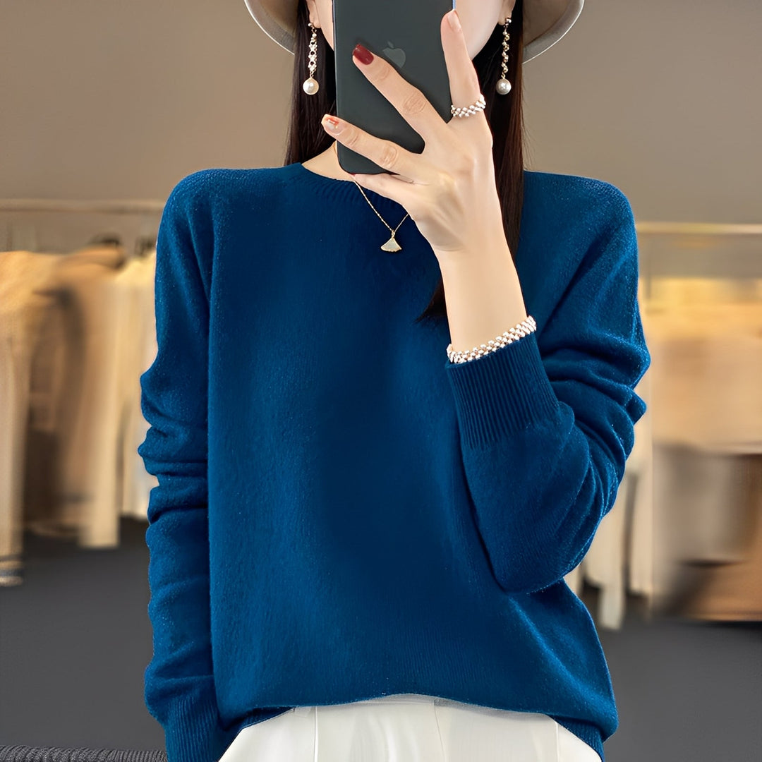 Kobieta prezentująca elegancki sweter damski z okrągłym dekoltem. Modna stylizacja jesienna.