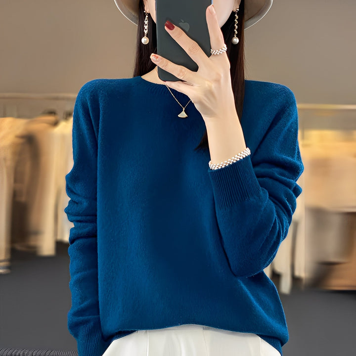Kobieta prezentująca elegancki sweter damski z okrągłym dekoltem. Modna stylizacja jesienna.
