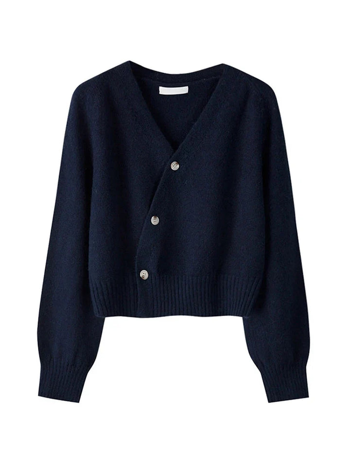 Zbliżenie na miękki materiał luźnego damskiego kardiganu. Komfortowy sweter V-neck, doskonały na chłodne dni.