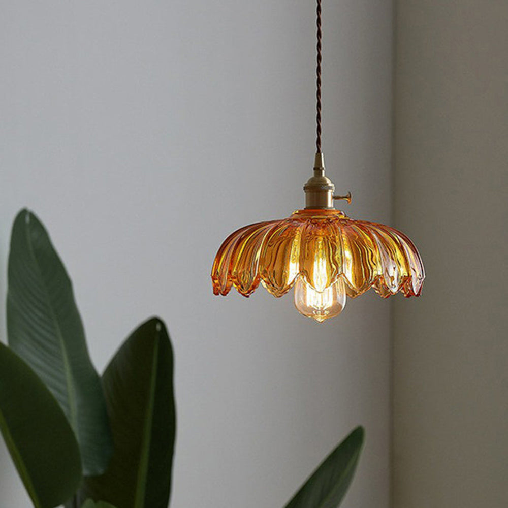 Zielona lampa wisząca szklana, designerska, doda koloru i delikatnego światła do nowoczesnego wnętrza.