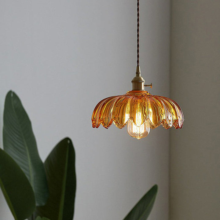 Zielona lampa wisząca szklana, designerska, doda koloru i delikatnego światła do nowoczesnego wnętrza.