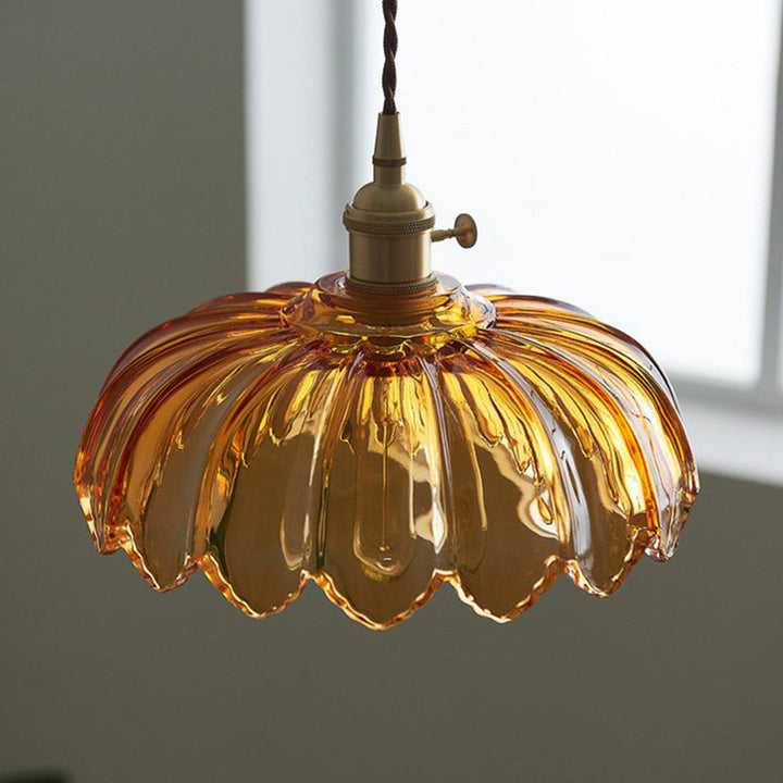 Bursztynowa lampa wisząca szklana, vintage, elegancka dekoracja sufitowa, ciepłe oświetlenie wnętrz.